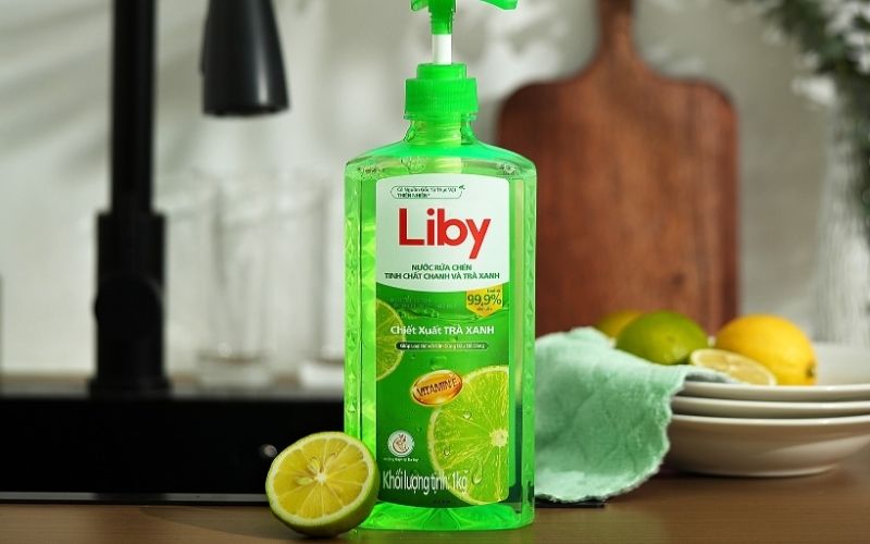 Nước rửa chén LIBY chanh và trà xanh giúp bát đĩa sạch bóng, thơm nhẹ